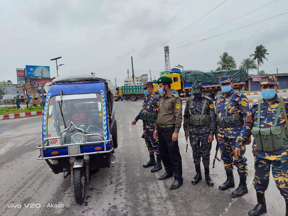 ঝিনাইদহে লকডাউন কার্যকরে মাঠে  সেনা, পুলিশ ও প্রশাসন